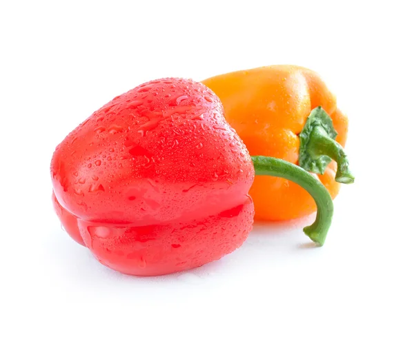Оранжевый и красный перец изолированы на белом фоне — стоковое фото