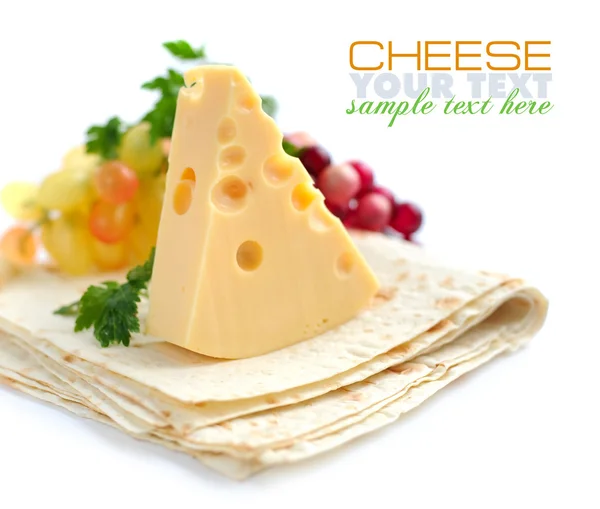 片奶酪与上皮塔饼的绿叶 — 图库照片