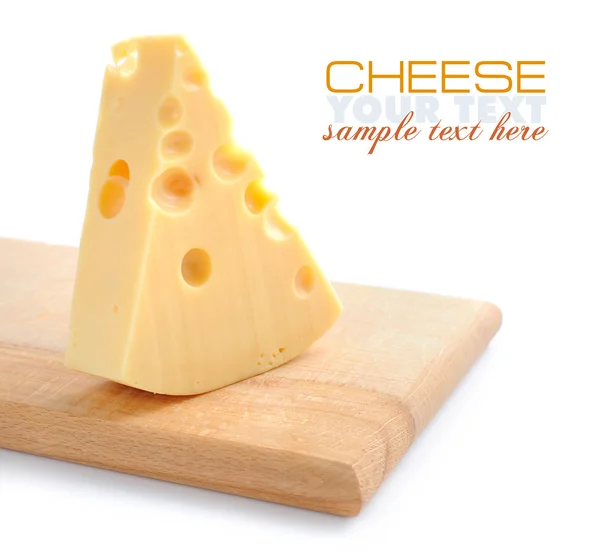 Morceau de fromage sur une planche de bois sur fond blanc — Photo