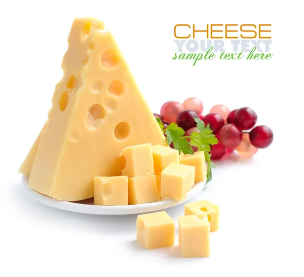 Pedaços de queijo em um prato isolado em um fundo branco — Fotografia de Stock