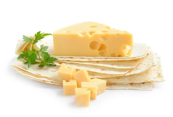 Кусочки сыра на пите на белом фоне — стоковое фото