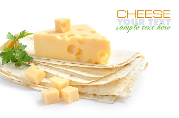 Kousky sýra jsou na pita na bílém pozadí — Stock fotografie