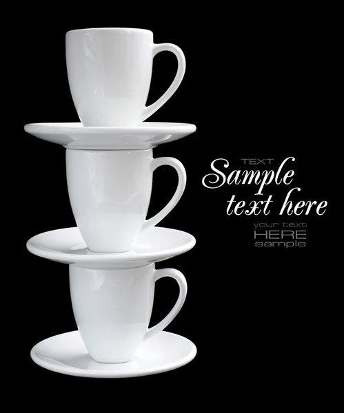 Порожні білі чашки кави та тарілки на чорному тлі — стокове фото