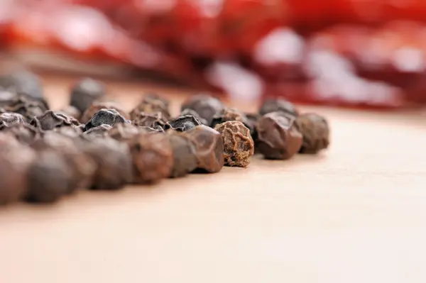 Peperoni su tavola di legno — Foto Stock