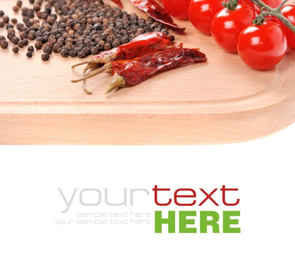 Tomaten en paprika op houten bord — Stockfoto