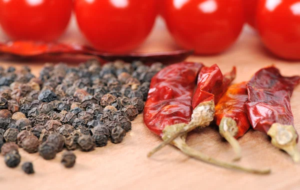 Tomaten en paprika op houten bord — Stockfoto