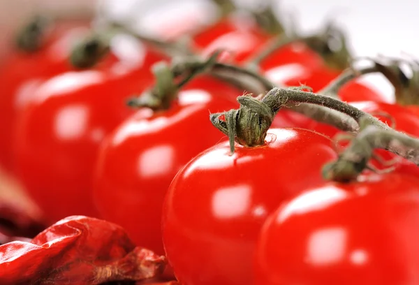 Pomidory i papryki na desce — Zdjęcie stockowe