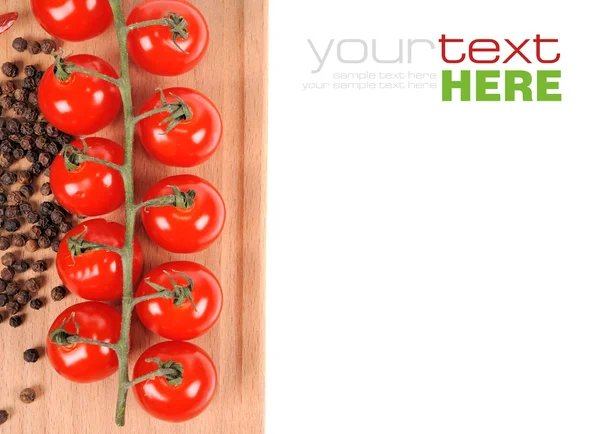 Tomates y pimientos sobre tabla de madera — Foto de Stock