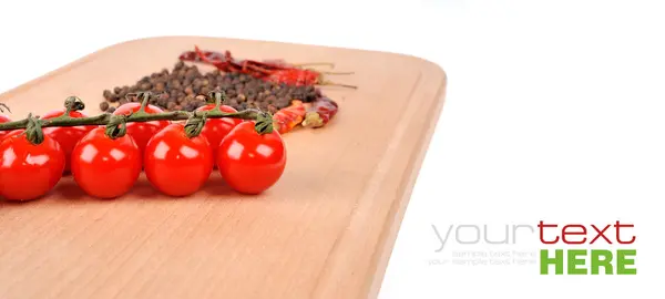 西红柿和辣椒在木板上 — 图库照片