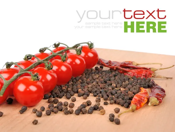 Tomater och paprika på träskiva — Stockfoto