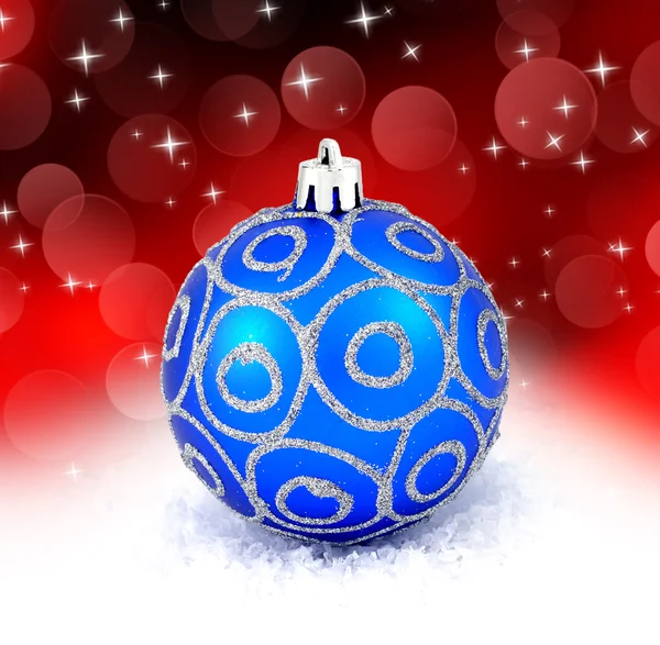 Blue christmas ball isolerad på röd bakgrund — Stockfoto