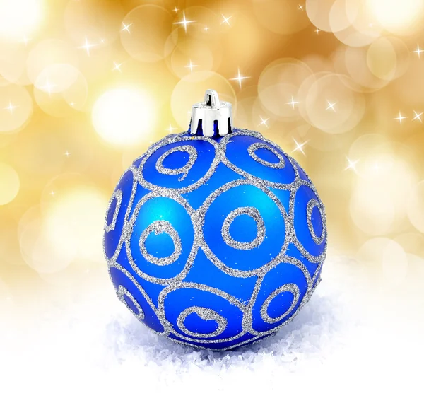 Bola de Natal azul isolado no fundo dourado — Fotografia de Stock