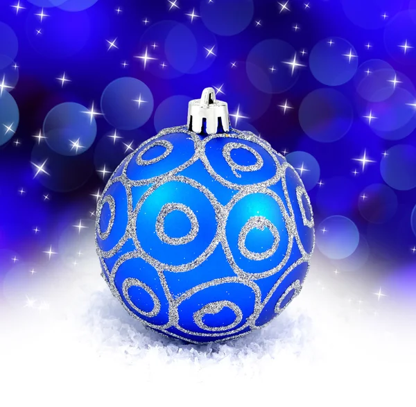 Bola azul de Navidad aislada sobre fondo azul — Foto de Stock