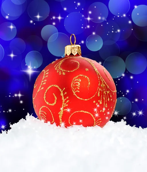 Rode Kerstmis bal op blauwe achtergrondkleur — Stockfoto
