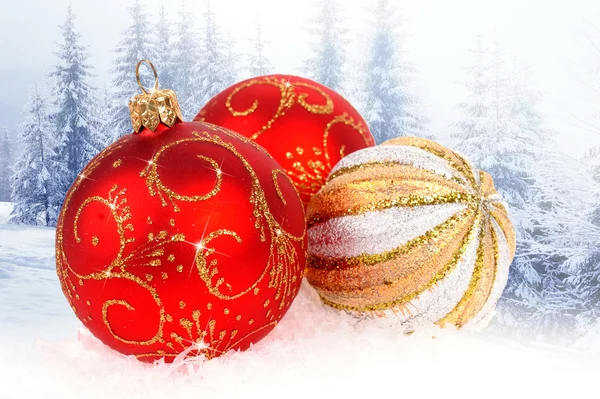 Kerstballen geïsoleerd op winter achtergrond — Stockfoto