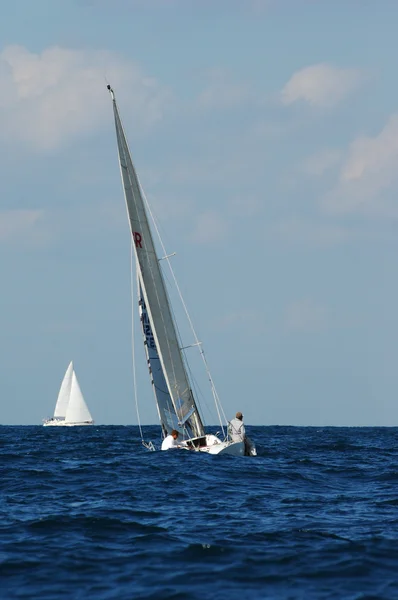 Race jacht in een zee — Stockfoto