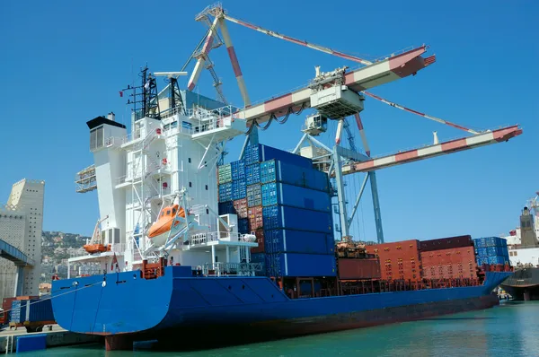 Navio de carga em um porto — Fotografia de Stock