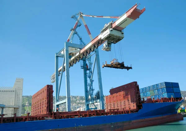 Lastfartyg i hamn — Stockfoto