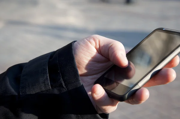 Mano con smartphone — Foto de Stock