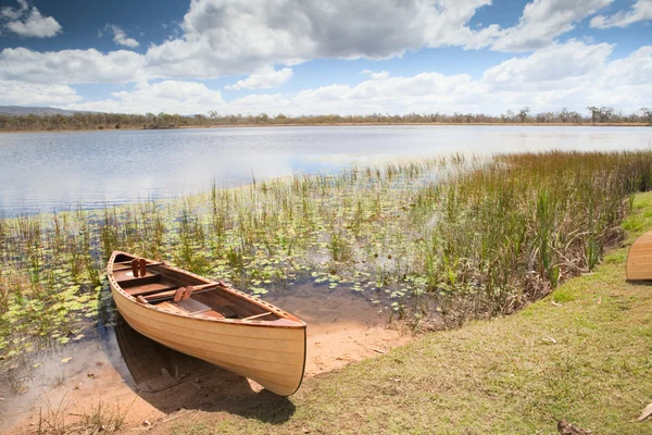 Canoa in paradiso tropicale sperimentare la libertà — Foto Stock