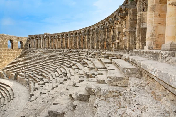 Starożytny rzymski amfiteatr aspendos. — Zdjęcie stockowe