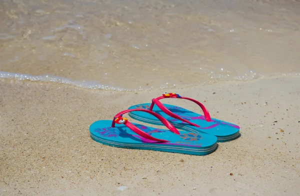 在海滩上的彩色人字拖鞋 — 图库照片