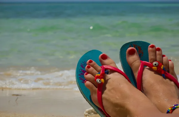 在海滩上的彩色人字拖鞋 — 图库照片