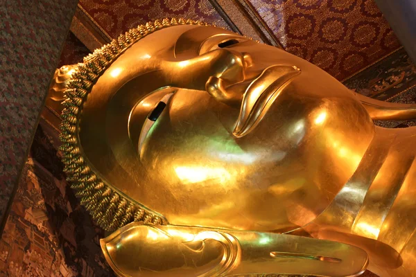 Η μεγάλη χρυσή ανακλινόμενα Βούδα — Φωτογραφία Αρχείου