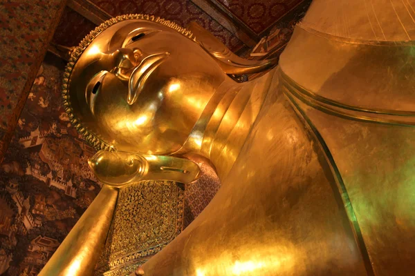 Büyük altın Buda uzanmış — Stok fotoğraf