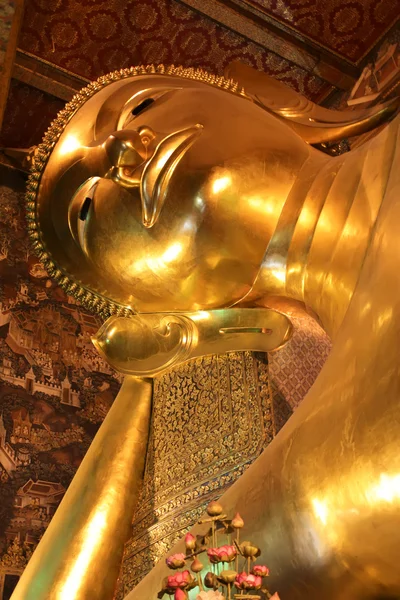 Il grande Buddha sdraiato dorato — Foto Stock
