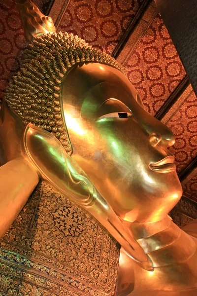 O grande Buda dourado Reclinando — Fotografia de Stock