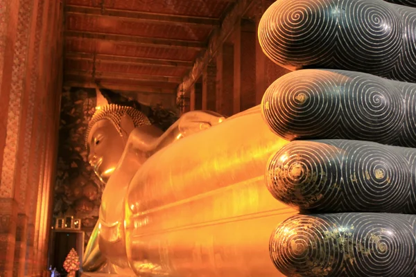Velký zlatý ležící buddha — Stock fotografie