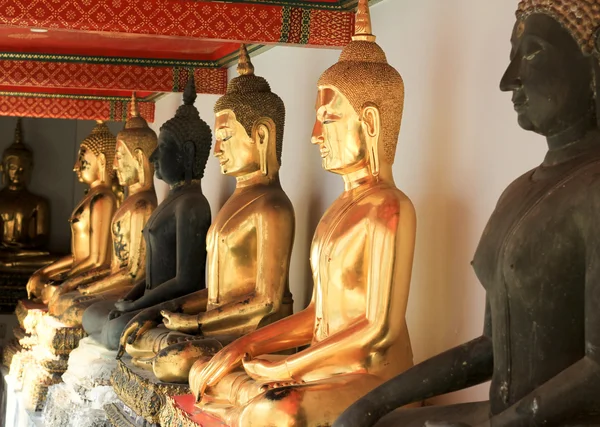 Χρυσές Βούδα στο wat pho ναός στην Μπανγκόκ — Φωτογραφία Αρχείου