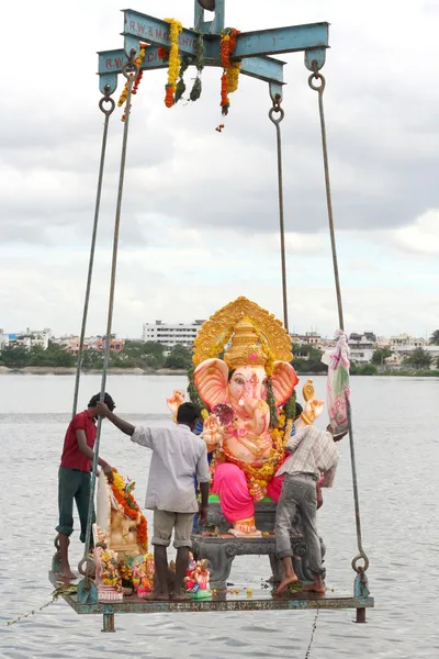 Ídolo de Ganesha levantado por guindaste para imersão — Fotografia de Stock
