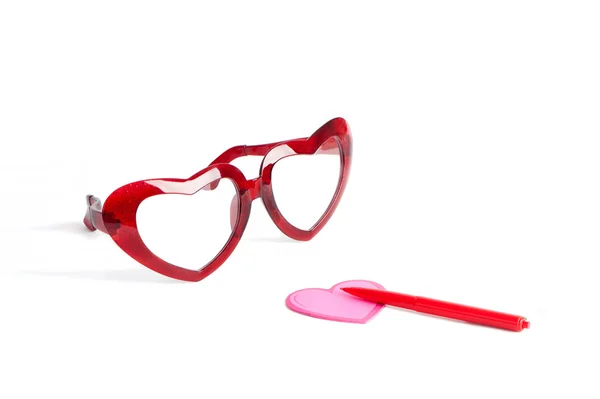 バレンタインの赤いメガネ — ストック写真