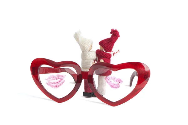 Czerwone okulary o kształcie serca i lalki fot Walentynki — Zdjęcie stockowe