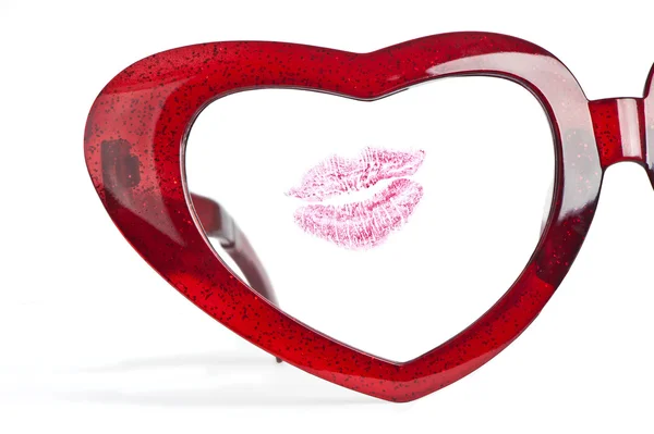 Yarım kırmızı gözlük ile kalp ve dudaklar için valentine — Stok fotoğraf