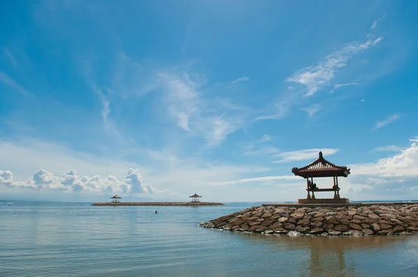 Resthäuser am Strand von Sanur — Stockfoto