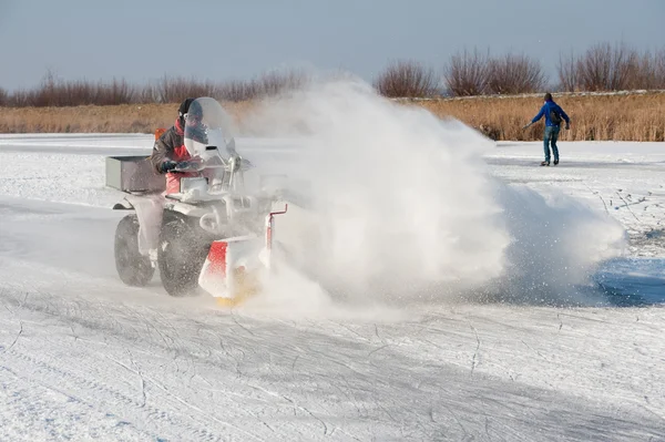 Квадроциклы чистят лед — стоковое фото