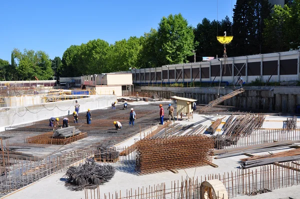 Byggandet av internationella olympiska universitet i Sotji centrum — Stockfoto