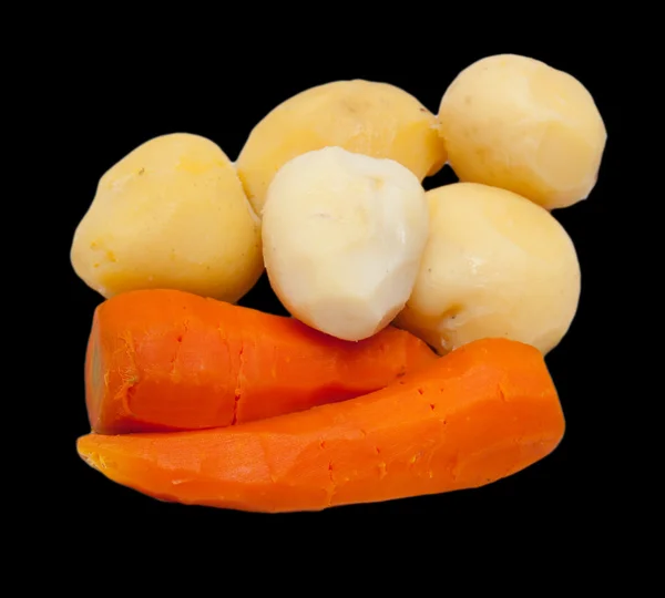 Gekochte Kartoffeln und Karotten auf schwarzem Hintergrund — Stockfoto