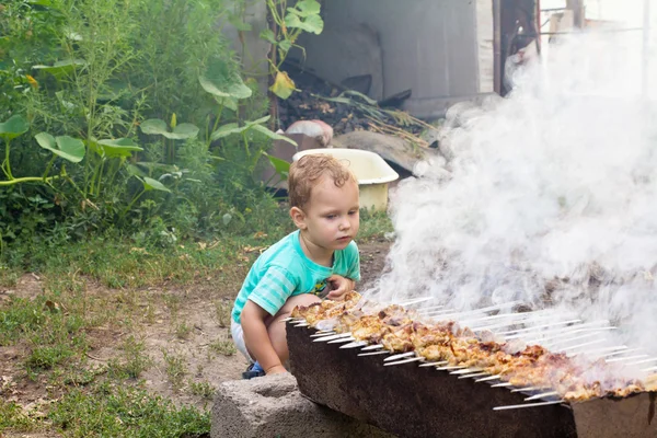 Grilování kuchaři Boy — Stock fotografie
