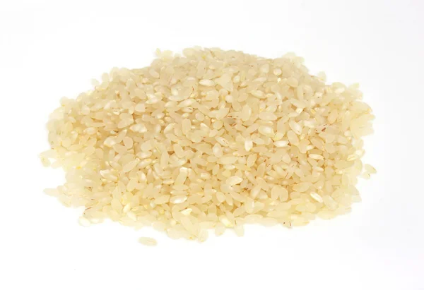 Stapel bruine rijst geïsoleerd op witte achtergrond — Stockfoto