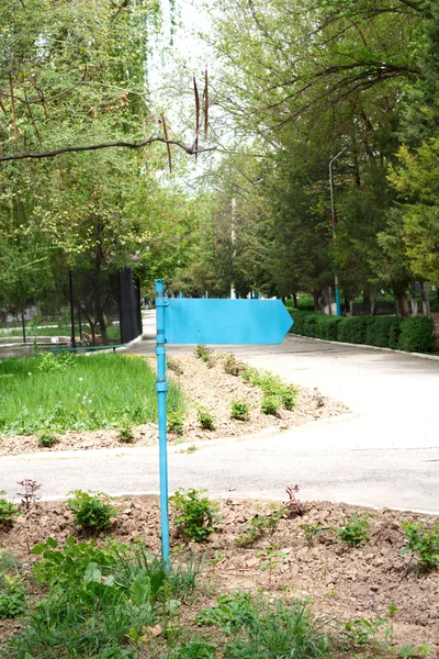 Blauwe indicator in park — Stockfoto