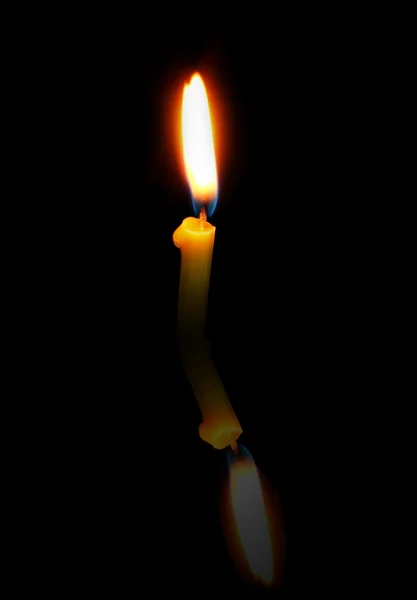 Церковная свеча с отражением на черном фоне — стоковое фото