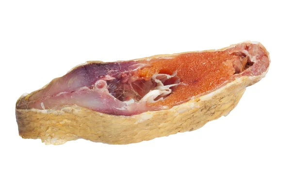 Um pedaço de peixe com caviar vermelho sobre um fundo branco — Fotografia de Stock