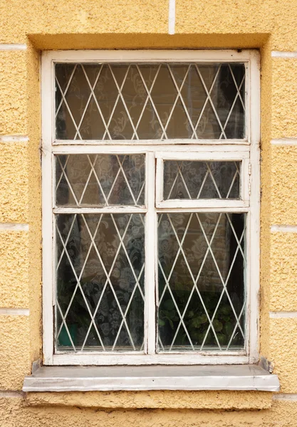 Weißes Fenster an gelber Wand — Stockfoto