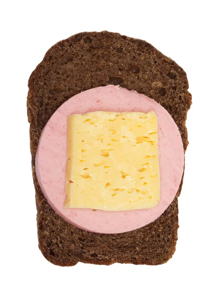 Žitný chléb se salámem a sýrem na bílém pozadí — Stock fotografie