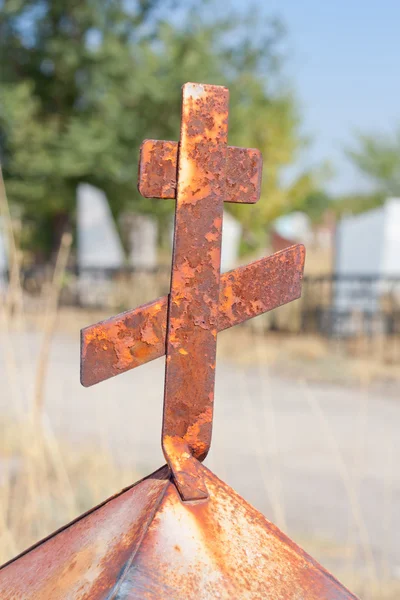 Ржавый крест на кладбище — стоковое фото