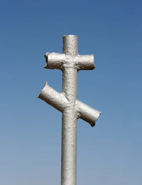 Железный крест на кладбище — стоковое фото